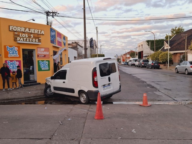 Fuerte choque entre una camioneta y un auto